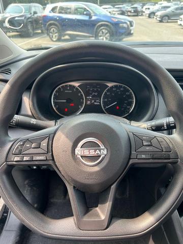 Photo of 2024 Super Black Nissan Kicks