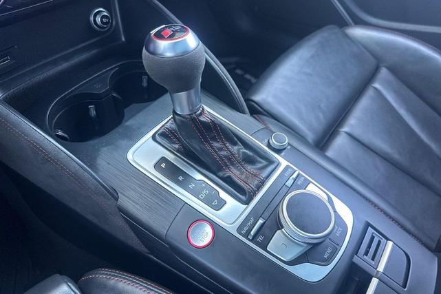 Photo of 2018 Ara Blue Crystal Effect Audi RS 3