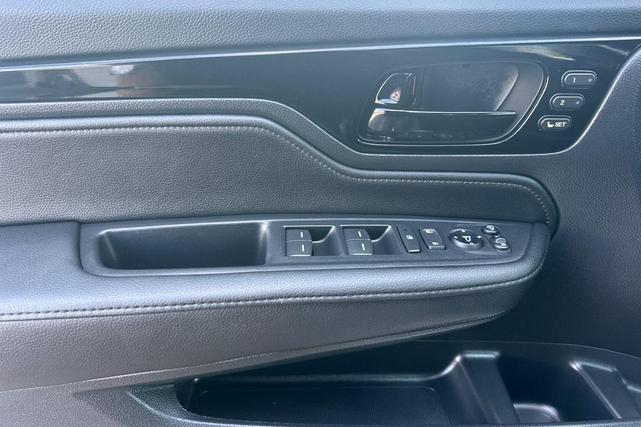 Photo of 2025 Platinum White Honda Odyssey