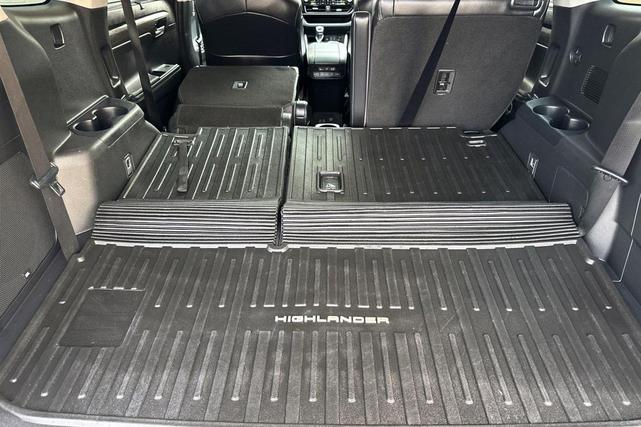 Photo of 2022 Wind Chill Pearl Toyota Highlander Hybrid
