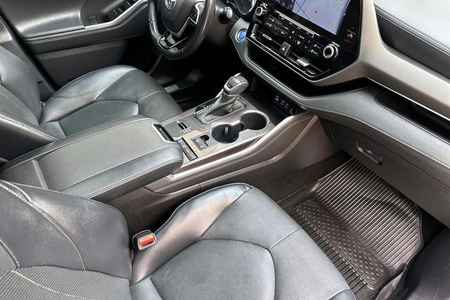 Photo of 2022 Wind Chill Pearl Toyota Highlander Hybrid