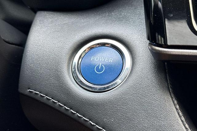 Photo of 2022 Wind Chill Pearl Toyota Highlander Hybrid