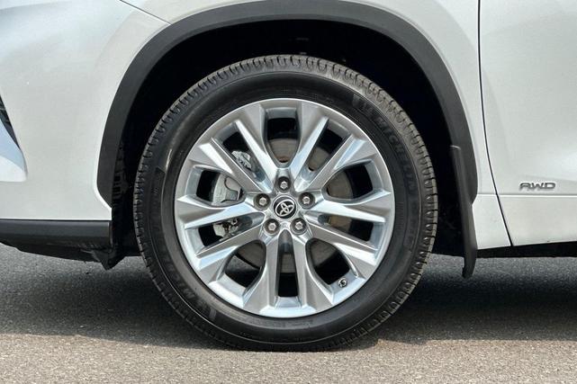 Photo of 2022 Wind Chill Pearl Toyota Highlander Hybrid