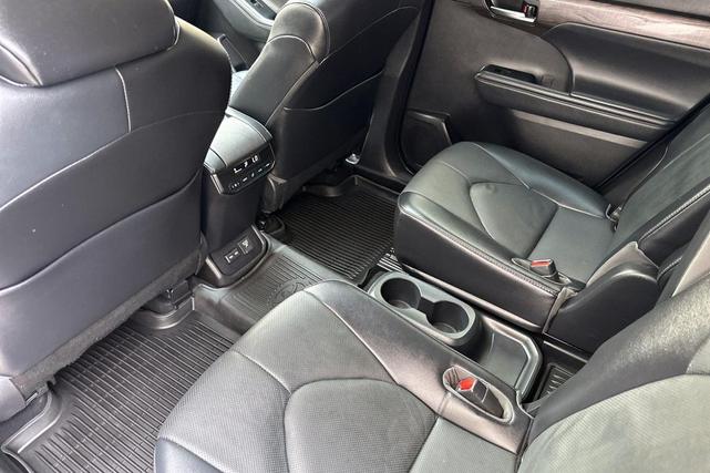 Photo of 2022 Wind Chill Pearl Toyota Highlander Hybrid