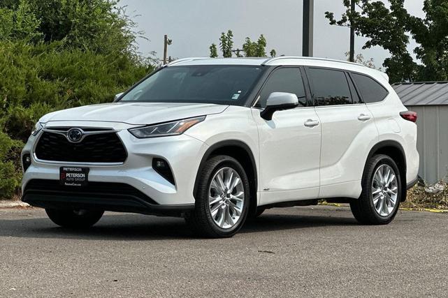Photo of 2022 Wind Chill Pearl Toyota Highlander Hybrid