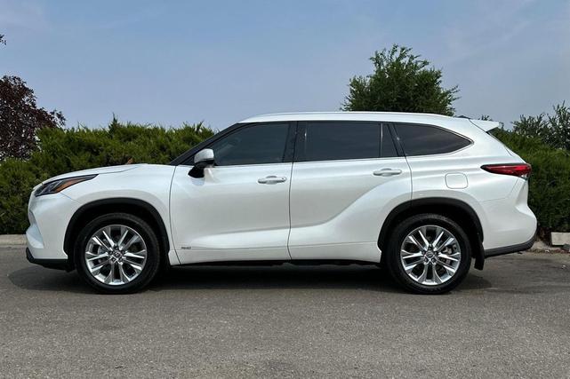 Photo of 2022 Wind Chill Pearl Toyota Highlander Hybrid