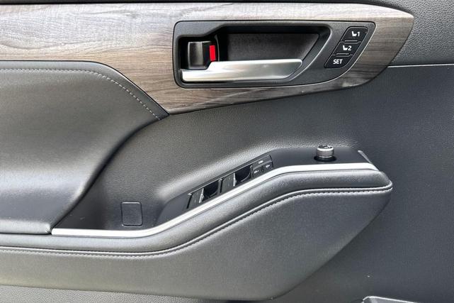 Photo of 2022 Wind Chill Pearl Toyota Highlander Hybrid