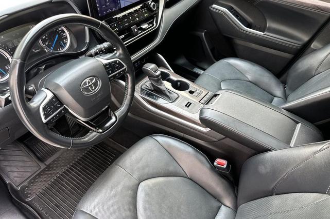 Photo of 2022 Wind Chill Pearl Toyota Highlander Hybrid