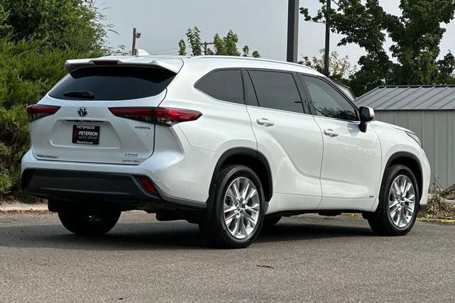 Photo of 2022 Wind Chill Pearl Toyota Highlander Hybrid