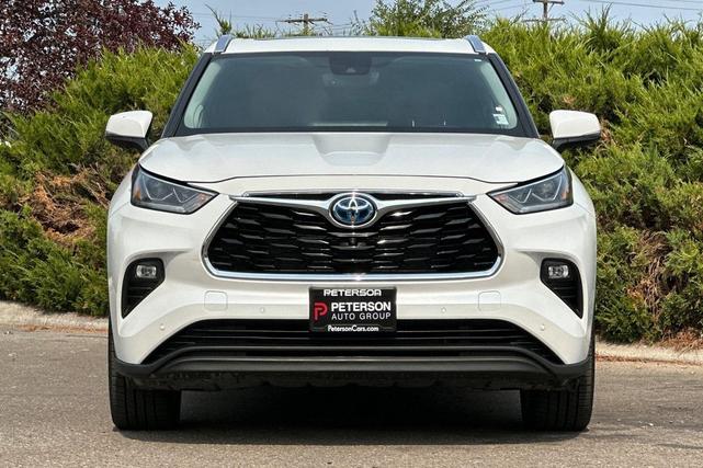 Photo of 2022 Wind Chill Pearl Toyota Highlander Hybrid