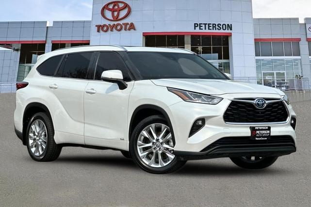 Photo of 2022 Wind Chill Pearl Toyota Highlander Hybrid