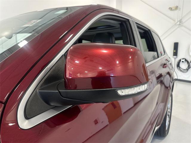 Photo of 2017 Velvet Red Pearlcoat Jeep Grand Cherokee