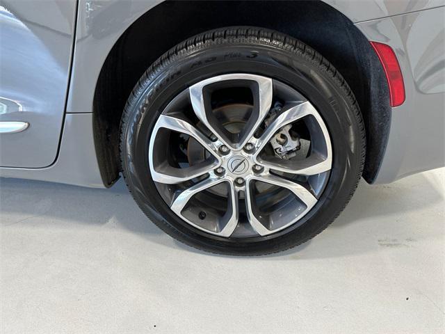 Photo of 2022 Ceramic Gray Clearcoat Chrysler Pacifica