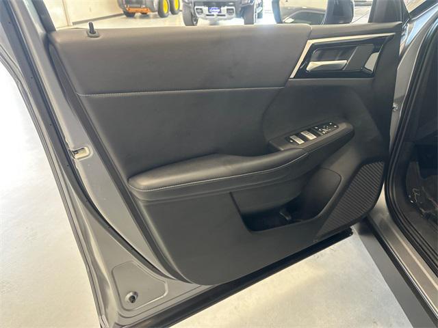 Photo of 2023 Mercury Gray Metallic Mitsubishi Outlander