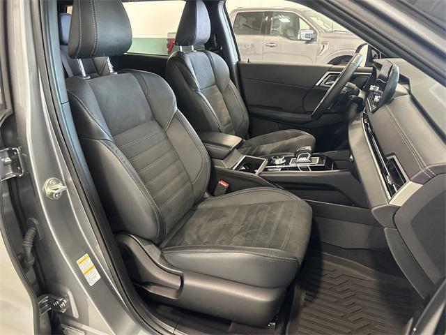 Photo of 2023 Mercury Gray Metallic Mitsubishi Outlander