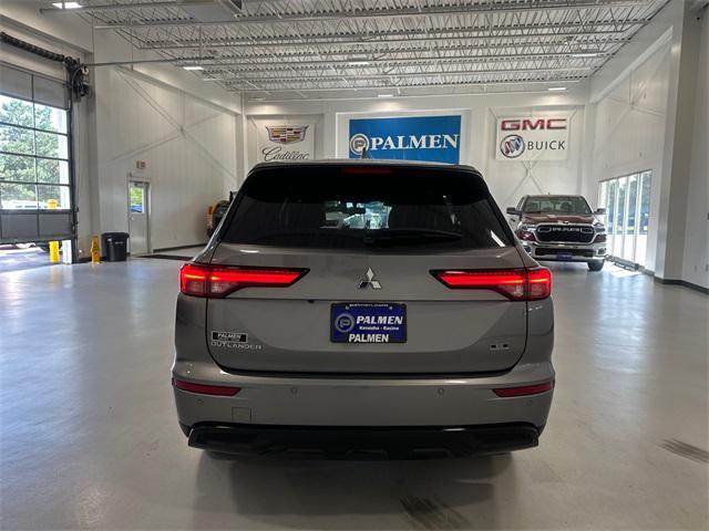 Photo of 2023 Mercury Gray Metallic Mitsubishi Outlander