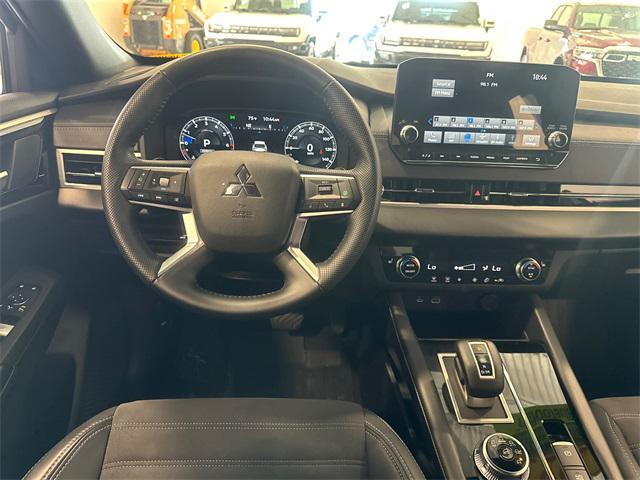 Photo of 2023 Mercury Gray Metallic Mitsubishi Outlander