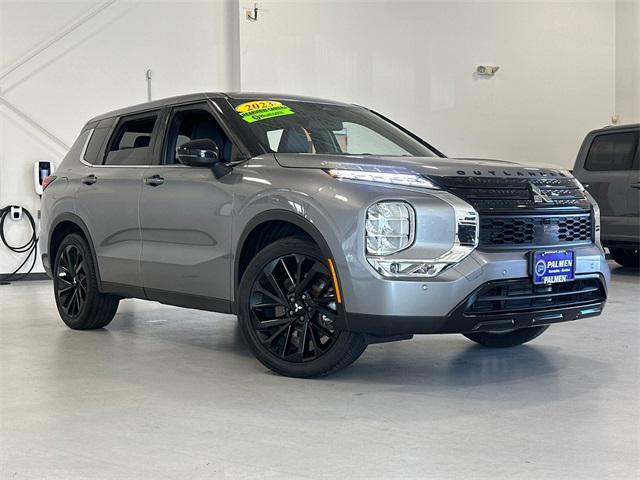Photo of 2023 Mercury Gray Metallic Mitsubishi Outlander