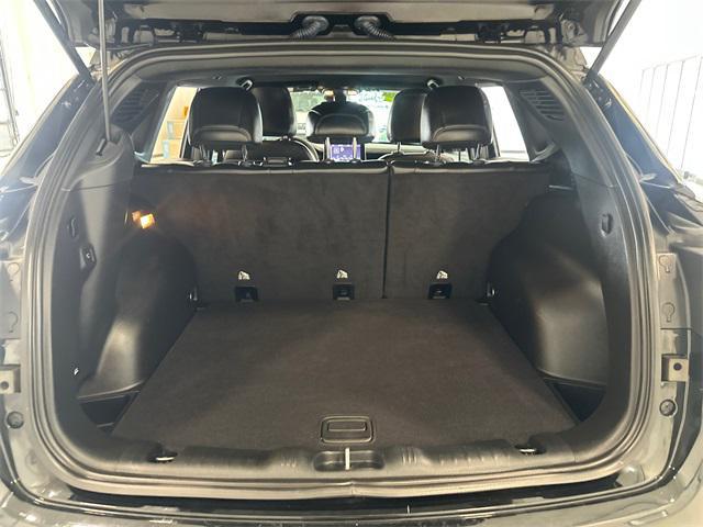 Photo of 2023 Diamond Black Crystal Pearlcoat Jeep Compass