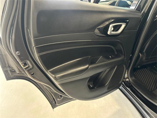 Photo of 2023 Diamond Black Crystal Pearlcoat Jeep Compass