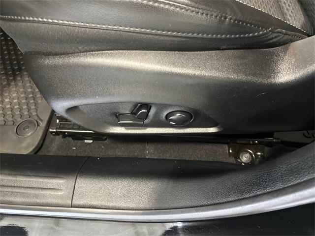 Photo of 2023 Diamond Black Crystal Pearlcoat Jeep Compass