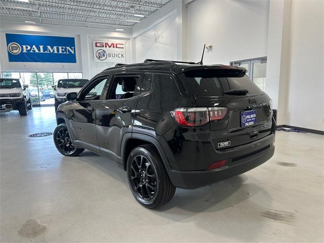 Photo of 2023 Diamond Black Crystal Pearlcoat Jeep Compass