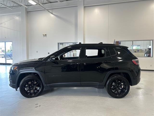 Photo of 2023 Diamond Black Crystal Pearlcoat Jeep Compass