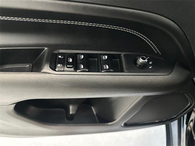 Photo of 2023 Diamond Black Crystal Pearlcoat Jeep Compass