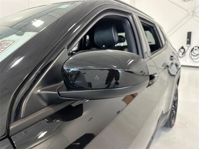 Photo of 2023 Diamond Black Crystal Pearlcoat Jeep Compass
