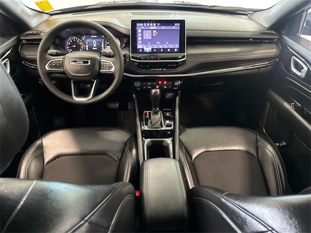 Photo of 2023 Diamond Black Crystal Pearlcoat Jeep Compass