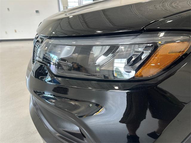 Photo of 2023 Diamond Black Crystal Pearlcoat Jeep Compass