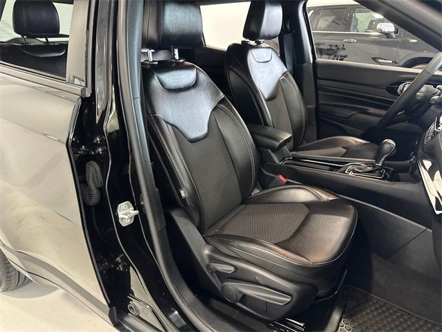 Photo of 2023 Diamond Black Crystal Pearlcoat Jeep Compass
