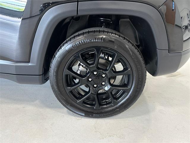 Photo of 2023 Diamond Black Crystal Pearlcoat Jeep Compass