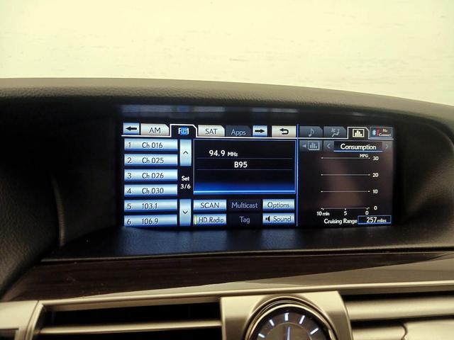 Photo of 2013 White Lexus LS 460