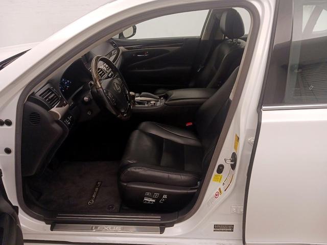 Photo of 2013 White Lexus LS 460