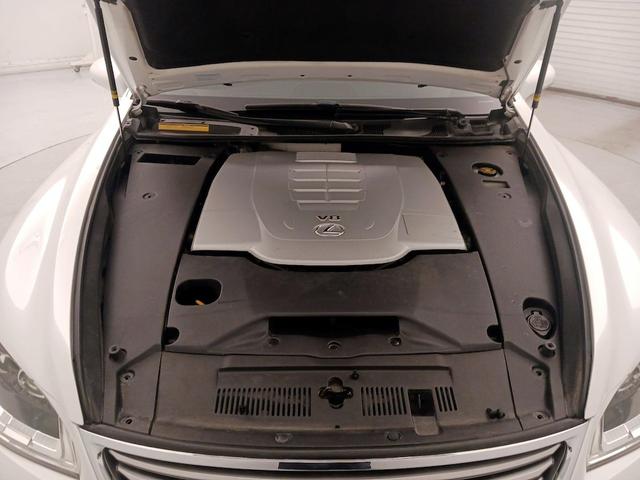 Photo of 2013 White Lexus LS 460