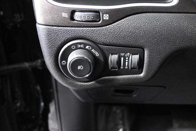 Photo of 2019 Diamond Black Crystal Pearlcoat Jeep Cherokee