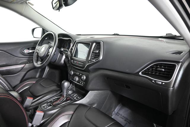 Photo of 2019 Diamond Black Crystal Pearlcoat Jeep Cherokee