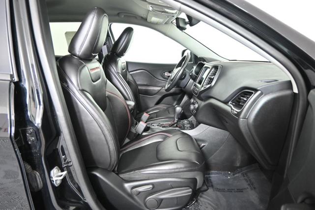 Photo of 2019 Diamond Black Crystal Pearlcoat Jeep Cherokee