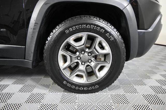 Photo of 2019 Diamond Black Crystal Pearlcoat Jeep Cherokee
