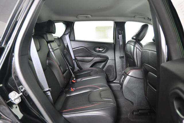 Photo of 2019 Diamond Black Crystal Pearlcoat Jeep Cherokee