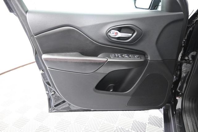 Photo of 2019 Diamond Black Crystal Pearlcoat Jeep Cherokee