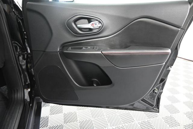 Photo of 2019 Diamond Black Crystal Pearlcoat Jeep Cherokee