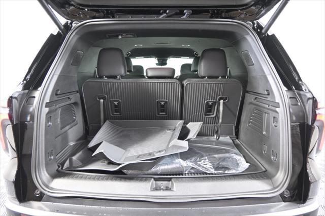 Photo of 2025 Mosaic Black Metallic Chevrolet Traverse