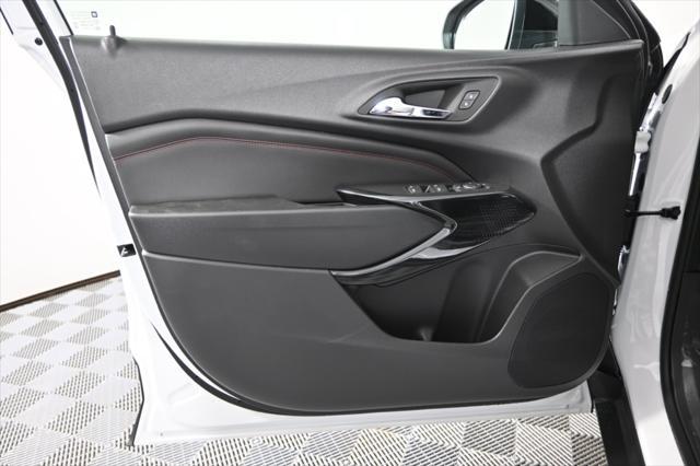 Photo of 2025 Summit White Chevrolet Trax