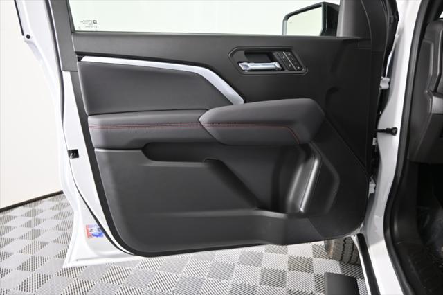 Photo of 2025 Summit White Chevrolet Colorado