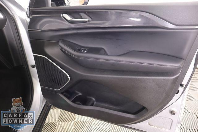 Photo of 2021 Silver Zynith Jeep Grand Cherokee L