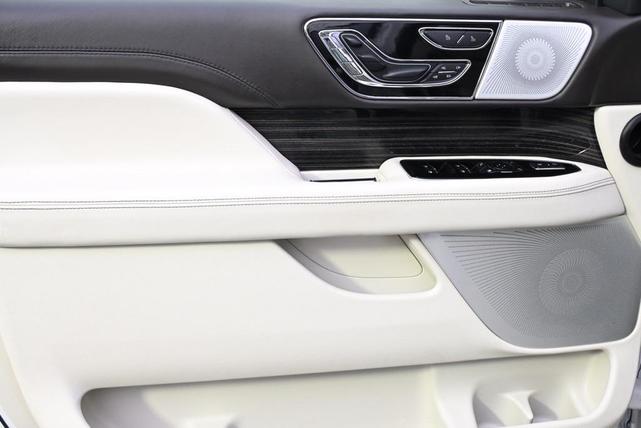 Photo of 2024 Pristine White Metallic Tri-Coat Lincoln Navigator