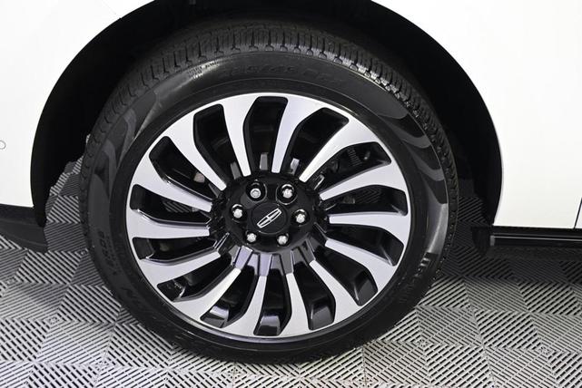 Photo of 2024 Pristine White Metallic Tri-Coat Lincoln Navigator