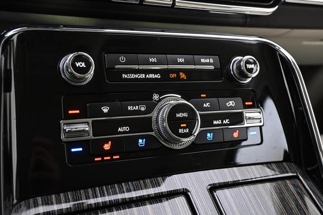 Photo of 2024 Pristine White Metallic Tri-Coat Lincoln Navigator
